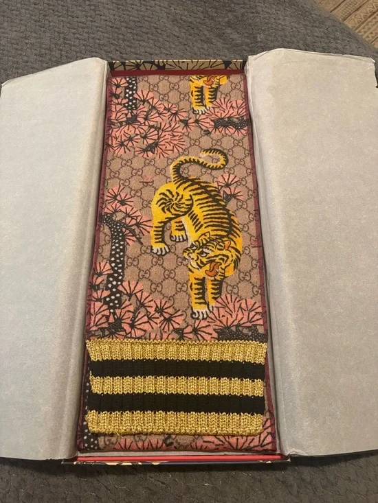 Gucci Pink and Beige GG Tiger Motif Wool Scarf with Yellow Tiger - Picture 2 of 8